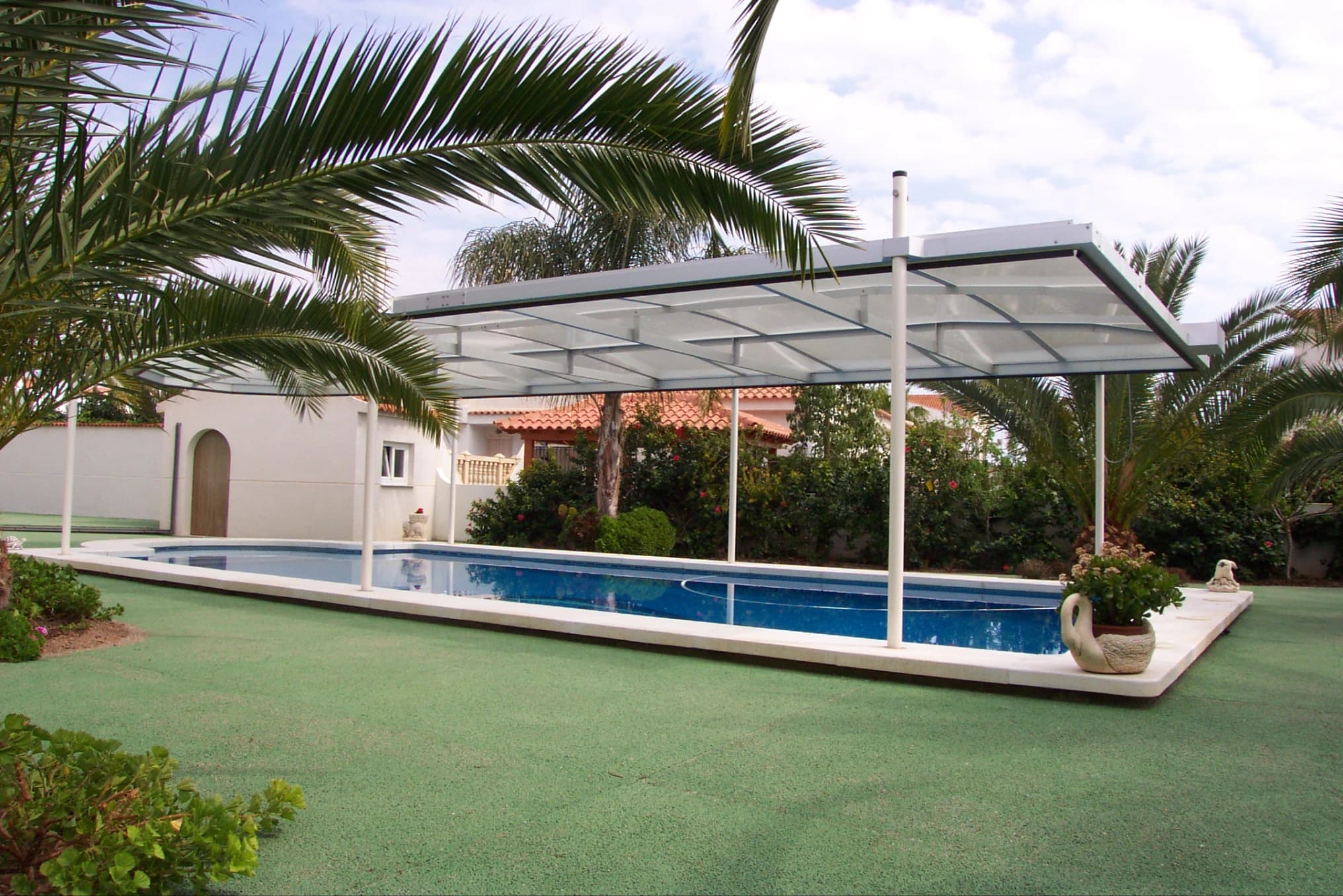 Pool with an installed LOWO pool cover