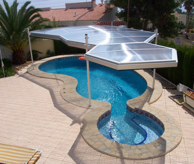 LOWO Sonnenlift - Hochwertige Schwimmbadüberdachungen Beispiel einer LOWO Sonnenlift Schwimmbadüberdachung in einem Garten.
