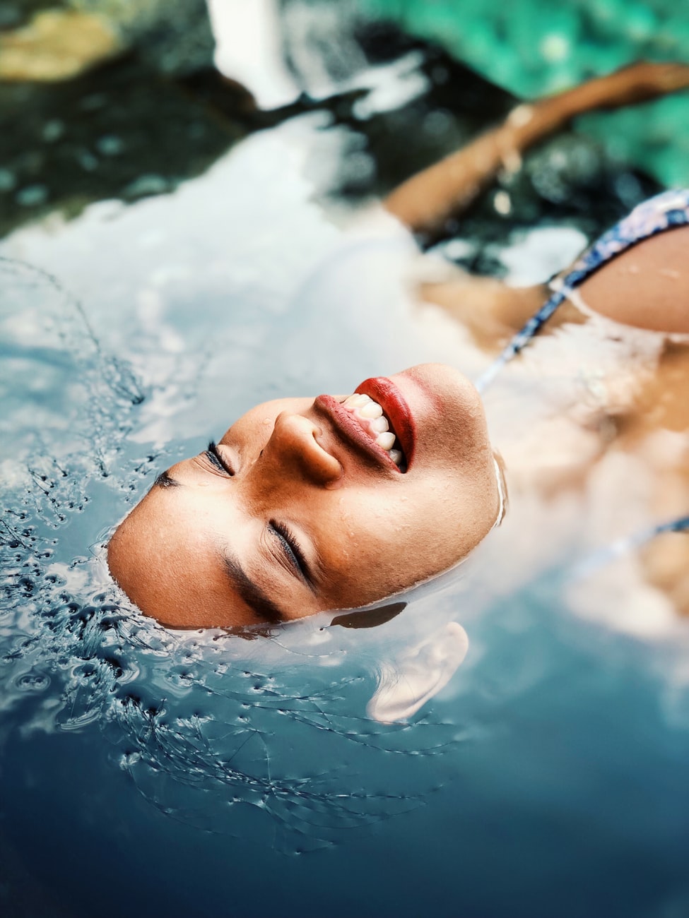 LOWO Sonnenlift - Hochwertige Schwimmbadüberdachungen Eine Frau die im Wasser schwebt.